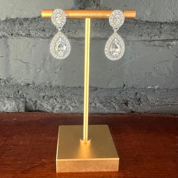 CAROLEE CRYSTAL DROP EARRINGS. - Picture 3 of 4